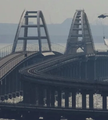 ВМС про баржі росіян біля Кримського мосту: Краще затопити одразу весь Чорноморський флот