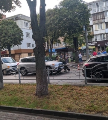 Проспект у Луцьку паралізувало через «поцілунок» двох авто 