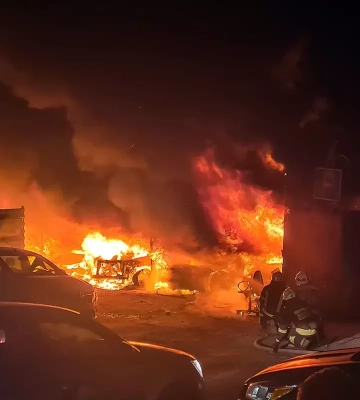 У Дніпрі на приватній автостоянці згоріли 8 автомобілів та ще 7 пошкоджено