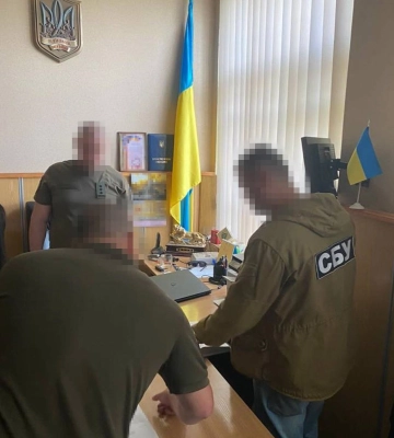 СБУ викрила на Чернігівщині злочинну групу, яка за допомогою місцевої очільниці ЦНАПу «заробила» на ухилянтах мільйони гривень