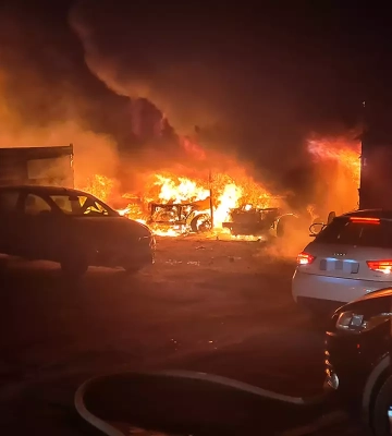 У Дніпрі на ж/м Сонячний палали автівки на приватній автостоянці: відео
