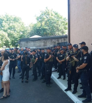 Зібралося декілька сотень поліцейських: у Дніпрі почався суд над патрульним, який застрелив нападника