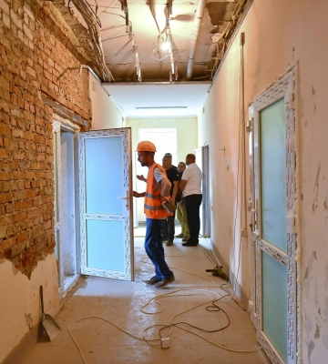 У Золочеві відновлюють гуртожиток, пошкоджений ворожими обстрілами