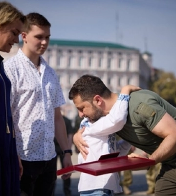 Герой України посмертно: родині загиблого волинянина Сергія Сучкова Зеленський вручив «Золоту Зірку»