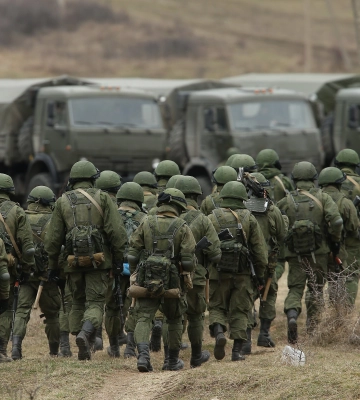 Доставляют силой: в Донецк под конвоем массово свозят оккупантов