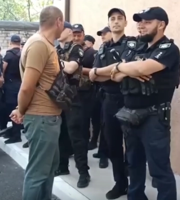 Сотні поліцейських та запобіжний захід: у Дніпрі судять патрульного, який застрелив нападника