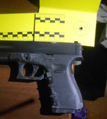 На Рівненщині нетверезий чоловік стріляв у будинку, де були патрульні