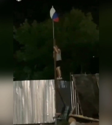 В оккупированном Мариуполе подростки сняли флаг России, их ищут спецслужбы