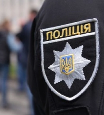 Держала патрульную, пока мужчина избивал полицейского: появилось новое видео из Днепра