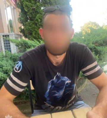 Патрульні в Ужгороді виявили непритомного чоловіка у припаркованому авто