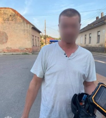 В Ужгороді, поліцейські помітили припарковане авто Volkswagen, водій якого сидів за кермом у безсвідомому стані