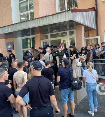 Зібралося декілька сотень поліцейських: у Дніпрі почався суд над патрульним, який застрелив нападника
