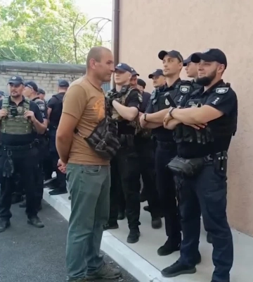 Зібралося декілька сотень поліцейських: у Дніпрі почався суд над патрульним, який застрелив нападника