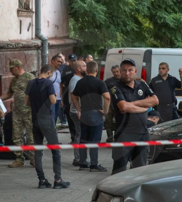 Зібралося декілька сотень поліцейських: у Дніпрі почався суд над патрульним, який застрелив нападника