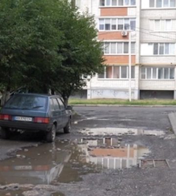 Яма на ямі: у Луцьку люди роками просять відремонтувати двір на Конякіна (відео)