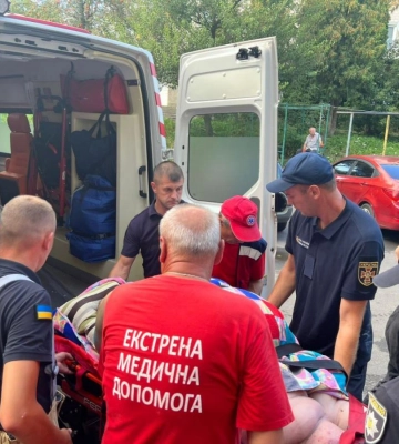 У Дубні рятувальники допомогли транспортувати жінку з надмірною вагою до карети &quot;швидкої&quot;