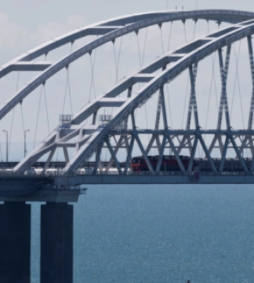Генератори диму та підводні бар’єри: британська розвідка розповіла, як РФ захищає Кримський міст