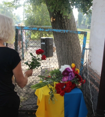 «Зварив як електрик 700 протитанкових їжаків»: у Полтаві відкрили меморіальну дошку на честь військового Олександра Сугака