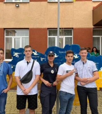 Патрульні Закарпаття привітали дітей із Днем знань та подбали про безпеку на урочистих заходах