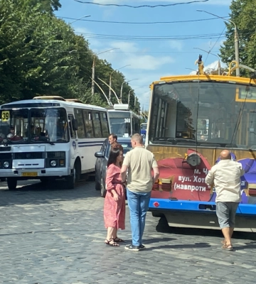 На розі Головної та Буковинської у Чернівцях автівка врізалась в тролейбус #3