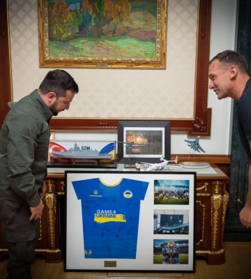 Шевченко показал Зеленскому футболку с матча Game4Ukraine: фото
