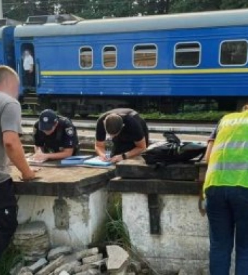 Поїзд «Ясіня-Харків» збив 16-річну дівчину, яка йшла по колії в навушниках (ФОТО)