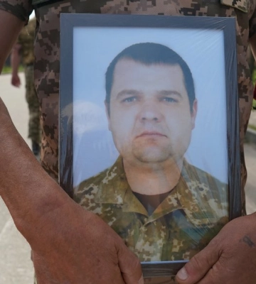&quot;Він гарний хлопець, золота людина, якби таких було побільше&quot;. У Сумах попрощалися з військовим Валентином Кравченком