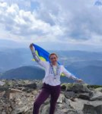 Вчителька з Маріуполя піднялась на Говерлу з найбільшим прапором України і встановила рекорд