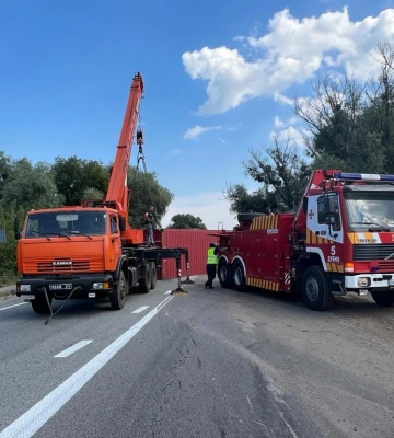 Дорога перекрита у двох напрямках: біля Дубна перекинулася вантажівка (ФОТО)