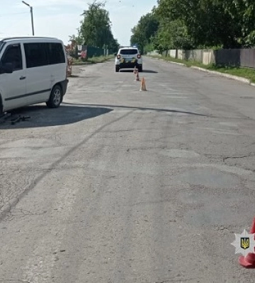 Під Чернівцями водій на мікроавтобусі збив двох дівчаток на електросамокаті: дітей госпіталізували