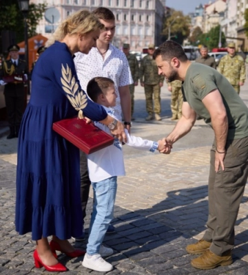 Загинув, рятуючи життя бійців своєї роти: Президент вручив «Золоту Зірку» родині Героя з Волині Сергія Сучкова