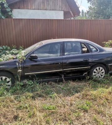 Под Киевом нашли брошенным редкий австралийский седан 