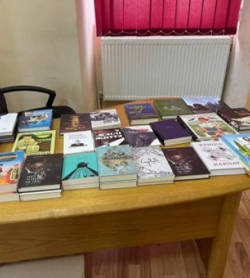 Василь Дем’янчук передав книги для румунських школярів