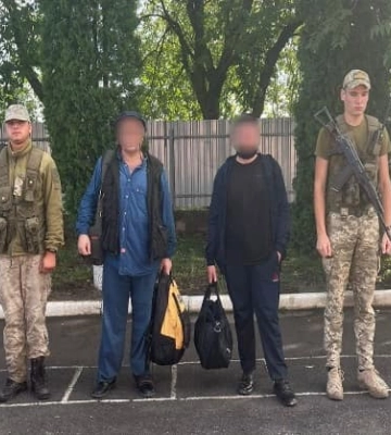 Біля кордону зі Словаччиною на Закарпатті затримали дві групи порушників