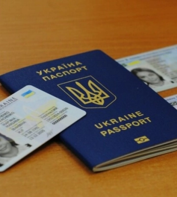 Юристи розповіли, коли українці зобов’язані замінити паспорт-книжечку на ID-картку