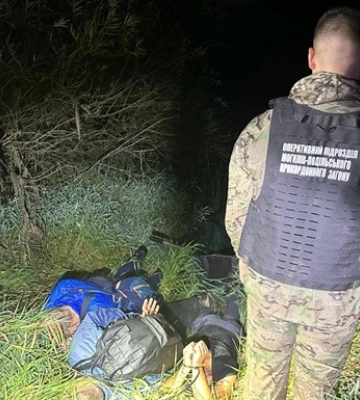 Прикордонники затримали 18-річного іноземця з двома ухилянтами