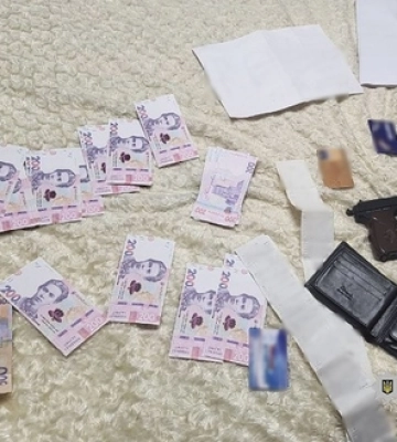 У Луцьку група чоловіків вимагала «кругленьку» суму за нерозголошення особистої інформації 