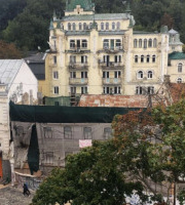 У Києві на Андріївському узвозі розбирають будинок XIX століття