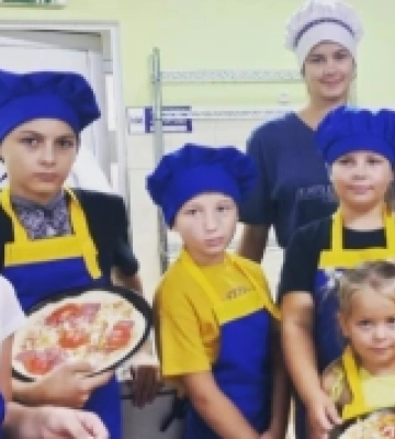 Четвертокласники рівненського ліцею у День знань вчилися готувати піцу