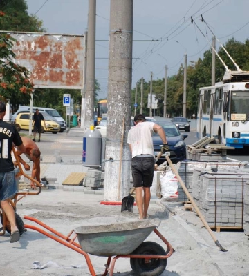 Зручні та безпечні: у Дніпрі на проспекті Миру монтують нові зупинкові комплекси