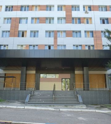 В Харькове ремонтируют детскую больницу, которую 4 раза обстреляли россияне