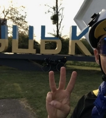 До Луцька на велосипеді приїхав волонтер, який збирає мільйон на ЗСУ