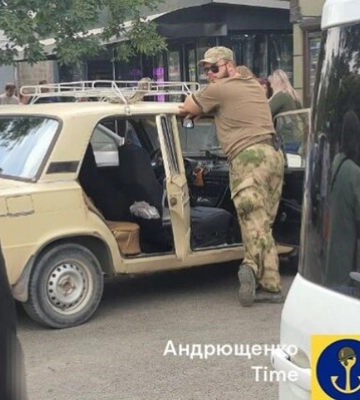 В оккупированном Мариуполе россияне поставили «избирательную точку» на багажнике автомобиля
