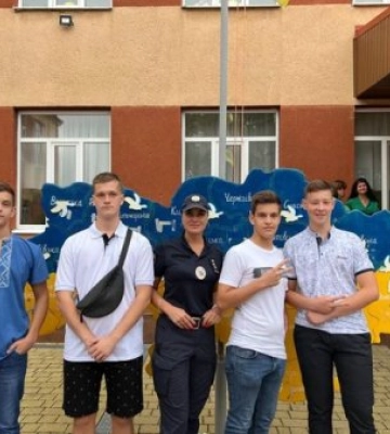 Патрульні Закарпаття привітали дітей із Днем знань та подбали про безпеку на урочистих заходах