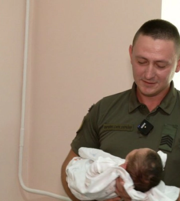 Понад 6 кг щастя: у Рівному в родині військового народився малюк-богатир