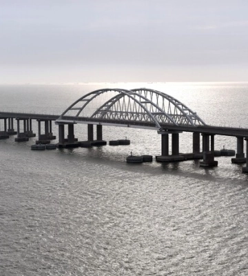 Міноборони РФ заявило про три атаки морських дронів на Кримський міст