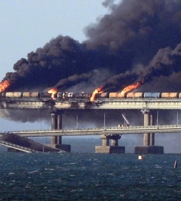 Міноборони РФ заявило про три атаки морських дронів на Кримський міст