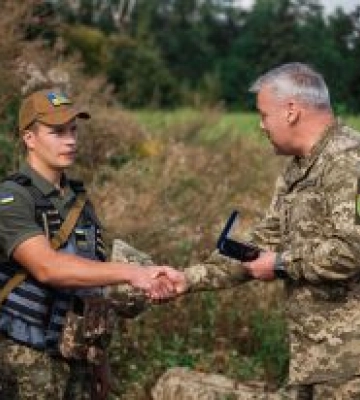 Генерал Наєв нагородив бійців мобільної групи ППО, які зі «Стінгера» збили крилату ракету Х-101