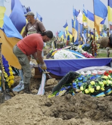 &quot;Тепер йому навіки 23&quot;. У Харкові поховали пілота, який загинув в авіатрощі під Бахмутом