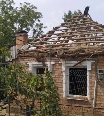 У Нікополі з-під завалів зруйнованого російськими снарядами будинку витягли жінку